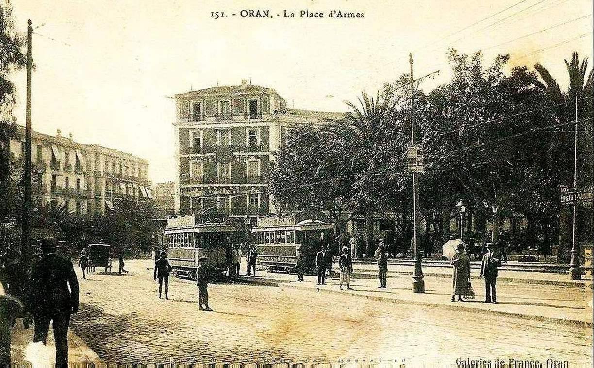 PA c- 050- Place d'Armes- trams et autobus.JPG